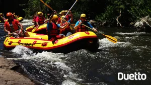 Lideranças das Lojas Lebes em rafting no encontro gerencial organizado pela Duetto - agência de eventos de porto alegre rs