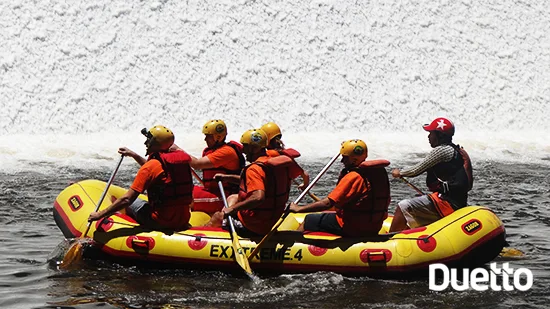 Lideranças das lojas lebes no rafting do parque das laranjeiras no encontro gerencial realizado pela Duetto, agência de eventos porto alegre rs