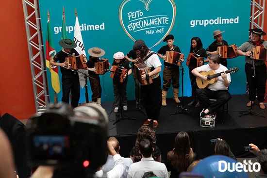 O Acordeonista Renato Borghetti na sede do Grupo Dimed no evento realizado pela Duetto - Agência de eventos corporativos do Rio Grande do Sul