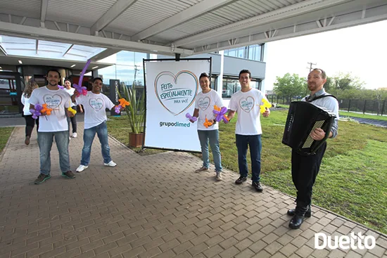 Promotores da Duetto recebendo os colaboradores do Grupo Dimed no evento realizado pela Duetto - Agência de eventos corporativos do Rio Grande do Sul
