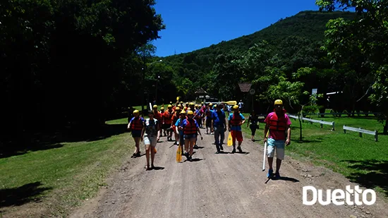 Lideranças das lojas lebes em preparação para o rafting no encontro gerencial realizado pela Duetto, agência de eventos porto alegre rs