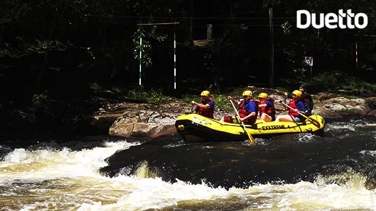 Lideranças das lojas lebes no rafting do parque das laranjeiras no encontro gerencial realizado pela Duetto, agência de eventos porto alegre rs