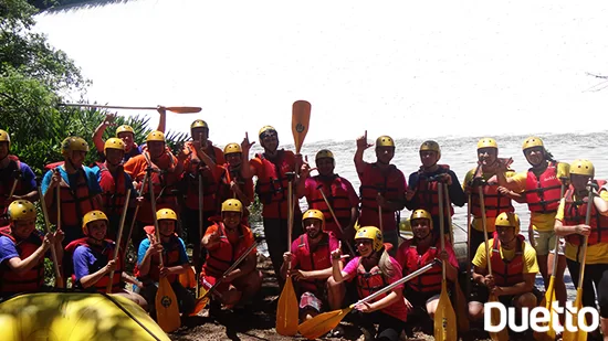 Lideranças das lojas lebes em preparação para o rafting no encontro gerencial realizado pela Duetto, agência de eventos porto alegre rs
