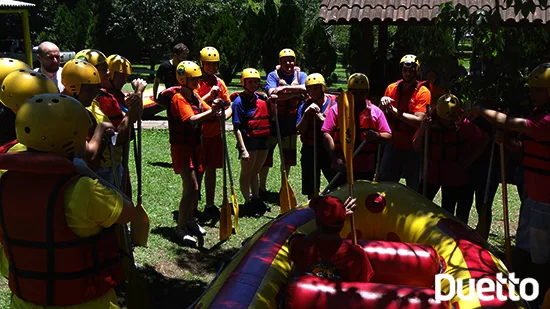 Lideranças das lojas lebes em preparação para o rafting no encontro gerencial realizado pela Duetto, agência de eventos porto alegre rs