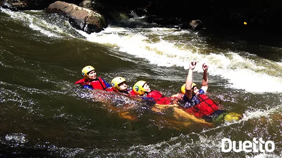 Lideranças das lojas lebes no rafting do parque das laranjeiras no encontro gerencial realizado pela Duetto, agência de eventos porto alegre rs