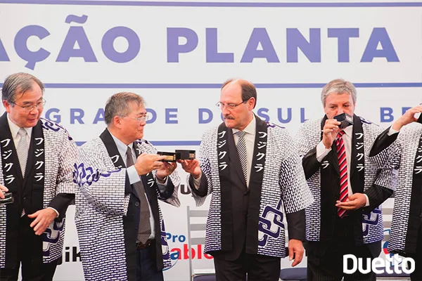 Governador do Estado José Ivo Sartori com o presidente da Fujikura e o Presidente da Procable na cerimônia Kagami Biraki no evento de inauguração da nova fábrica organizado pela Duetto agência de eventos de porto alegre rs