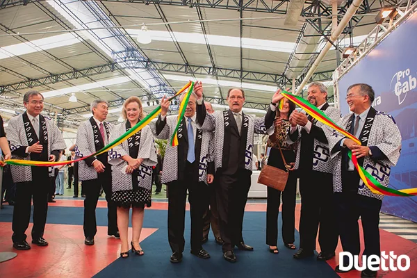 Governador do Estado José Ivo Sartori com o presidente da Fujikura e o Presidente da Procable na desenlaçando a fita no evento de inauguração da nova fábrica organizado pela Duetto agência de eventos de porto alegre rs