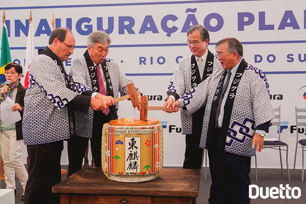 Governador do Estado José Ivo Sartori com o presidente da Fujikura e o Presidente da Procable na cerimônia Kagami Biraki no evento de inauguração da nova fábrica organizado pela Duetto agência de eventos de porto alegre rs