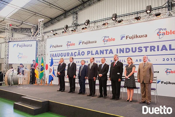Hino nacional com Presidente da Fujikura Presidente da Procable Governador do Estado José Ivo Sartori no evento de inauguração da fábrica da Fujikura Cabos em Montenegro organizado pela agência de eventos Duetto.