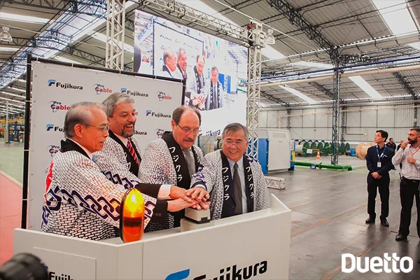 Governador do Estado José Ivo Sartori com o presidente da Fujikura e o Presidente da Procable iniciando a primeira máquina no evento de inauguração da nova fábrica organizado pela Duetto agência de eventos de porto alegre rs