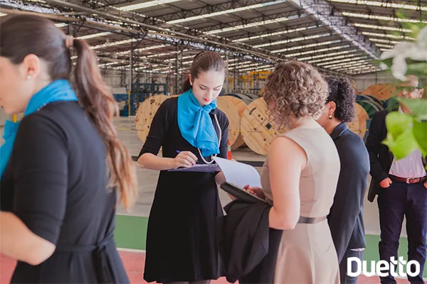 Recepcionistas com convidados do evento de inauguração da fábrica da Fujikura Cabos em Montenegro organizado pela Duetto agência de eventos de porto alegre rs