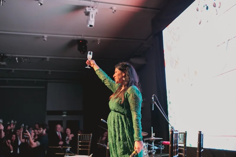 Brinde da presidente da Isla Sementes Diana Werner com convidados na festa de 60 anos da empresa organizada pela Duetto, agência de eventos de porto alegre rs